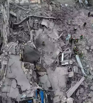 У Печерському районі Києва уламки ракети пошкодили житловий будинок, екстрені служби прямують також у Дніпровський і Соломʼянський райони