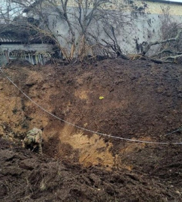 У столиці утворилася величезна вирва внаслідок падіння уламків ракети 