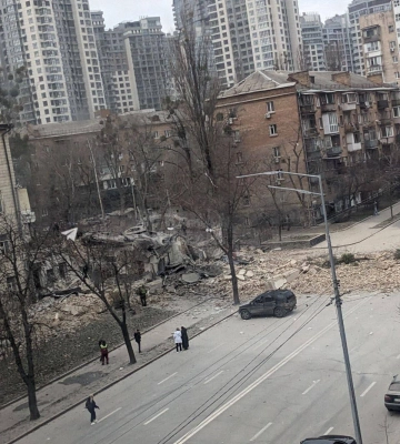 В КГВА показали воронку после обстрела Киева: пострадало две беременные женщины 