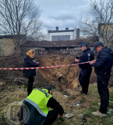 У Печерському районі Києва уламки ракети пошкодили житловий будинок, екстрені служби прямують також у Дніпровський і Соломʼянський райони