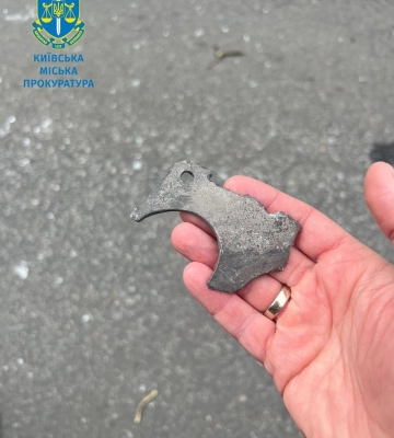 &quot;Обломки ракеты во дворе жилого дома&quot;: прокуратура показала последствия атаки рф на Киев