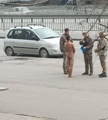 По улицам Днепра разгуливает мужчина без одежды