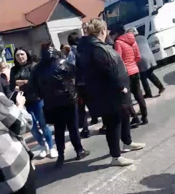 На Закарпатті жінки перекривали трасу Київ-Чоп через “бандитські методи мобілізації”