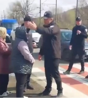 На Закарпатті жінки блокували трасу: депутат стверджує – через мобілізацію та ТЦК