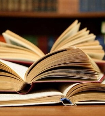 Українські книги ворог або спалює, або викидає: окупанти завезли на ТОТ партію пропагандистських книг