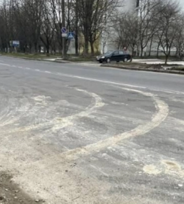 У Луцьку будівельників-нечупар змусили чистити дорогу 