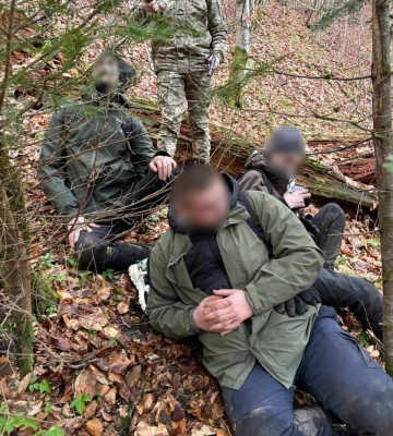Зголоднілих, змоклих та замерзлих «альпіністів» зупинили у горах закарпатські прикордонники