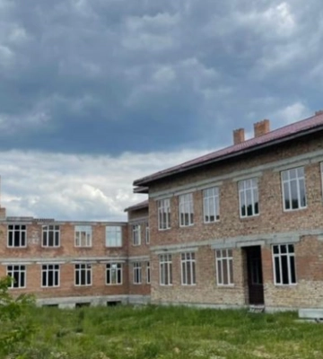 П&#039;ятого підрядника винайняла сільрада Зимної Води на добудовуву школи-довгобуду. Його кошторис - 188 млн грн