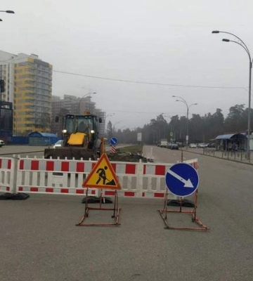 В Києві продовжують облаштовувати наземні пішохідні переходи замість підземних