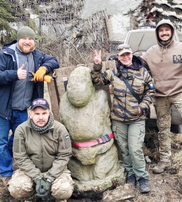 У Дніпро доставили скульптури кам’яних баб, вивезених із зони бойових дій