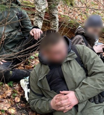 Зголоднілих, змоклих та замерзлих «альпіністів» зупинили у горах закарпатські прикордонники