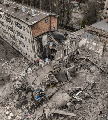Пошкоджено будівлю спортзалу: фото наслідків обстрілу столиці
