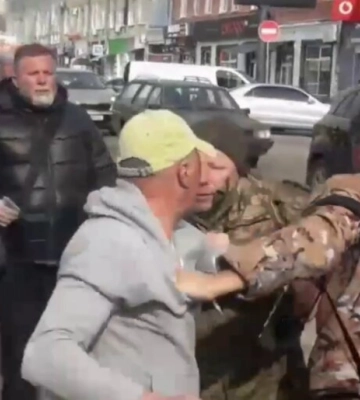 Бійка та штовханина: мобілізація на ринку у Полтаві переросла у протест