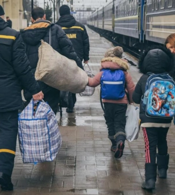 Проводжали звуки вибухів, зустріла - сирена. Рівненщина приймала евакуаційний потяг (ВІДЕО)
