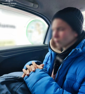 Одеські патрульні затримали неадеквата, який побив чужу автівку та втік