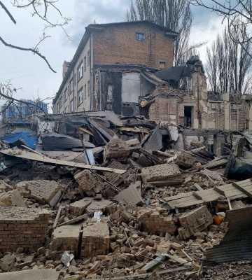 Пошкоджено будівлю спортзалу: фото наслідків обстрілу столиці