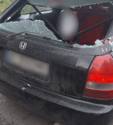 У Києві жінка ломом розтрощила автомобіль знайомого