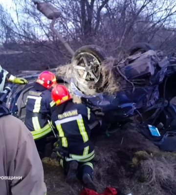 На Дніпропетровщині BMW вилетів у кювет та перевернувся: є постраждалий