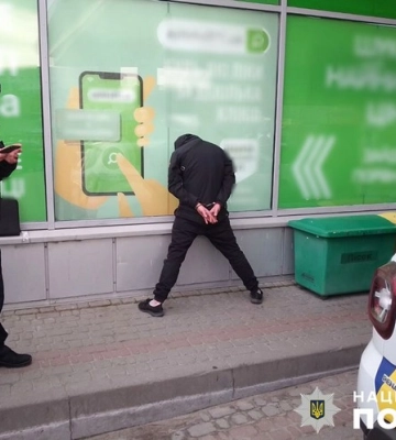 У Звягелі поліцейські затримали чоловіка за вчинення розбою