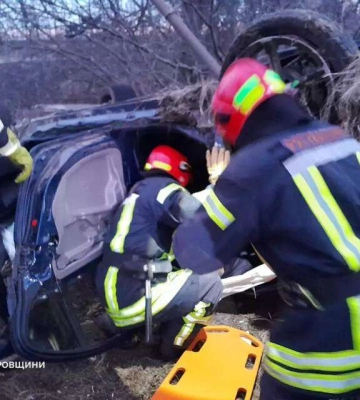 На Дніпропетровщині BMW вилетів у кювет та перевернувся: є постраждалий