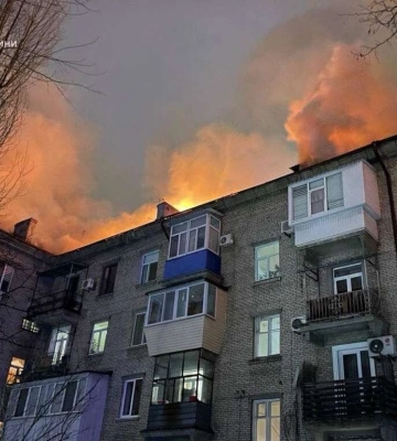 Масштабна пожежа у Дніпрі: загорівся дах п’ятиповерхівки (відео)