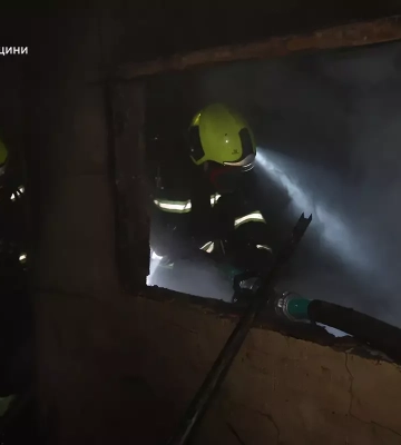 Масштабна пожежа у Дніпрі: загорівся дах п’ятиповерхівки (відео)