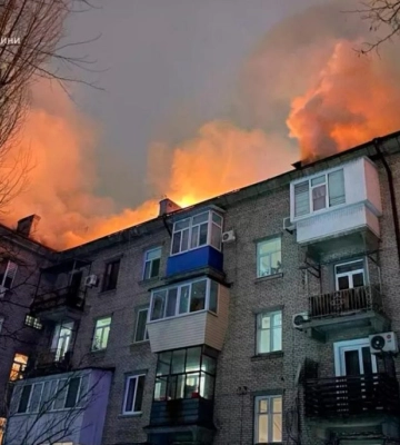 Масштабну пожежу у житловому будинку в історичному центрі Дніпра гасили 70 рятувальників (ВІДЕО)