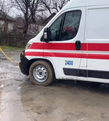 Рятувальники витягли з багнюки «швидку» та два автомобілі на Кіровоградщині