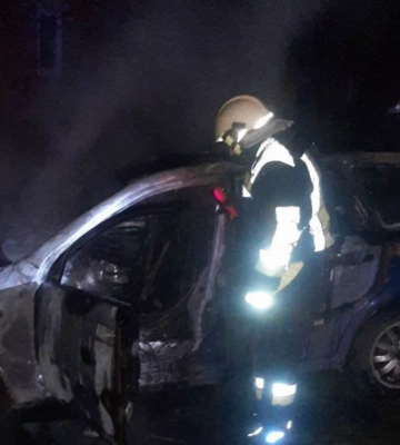 На Тернопільщині пожежники врятували водія з палаючої автівки