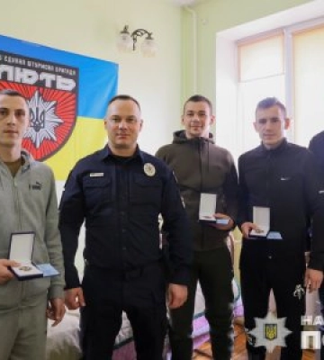 Голова національної поліції відвідав поранених поліцейських бригади «Лють» під час візиту на Закарпаття