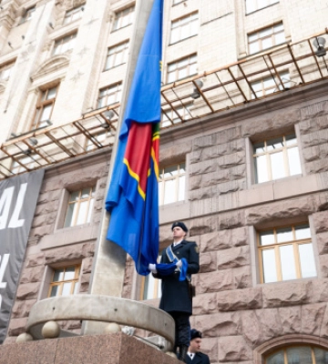 Біля Київради підняли прапор Національної гвардії України