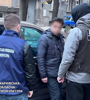 Требовал 7,5 тыс. грн за «оформление» паспортов: задержали харьковчанина