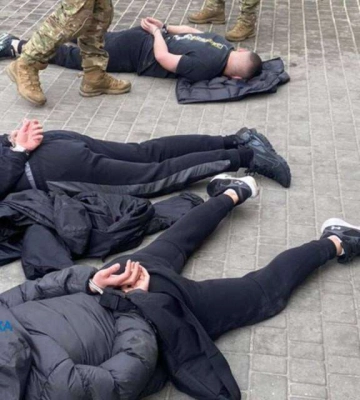 Били кастетом та вимагали переписати авто: у Дніпрі затримали банду рекетирів