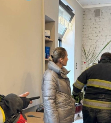 «Как нас можно сломать? – в Киеве девушка продолжила готовить кофе в разрушенном после удара россиян кафе