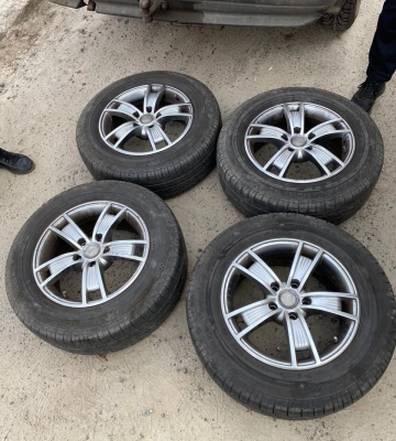 Кража во время блэкаута: в Харькове двое мужчин сняли колеса с чужого авто