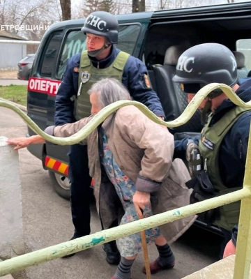 росіяни вранці вдарили по Нікополю на Дніпропетровщині, постраждала літня жінка