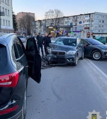 У масштабній ДТП на Дружбі у Тернополі постраждала вагітна: що відомо (відео)