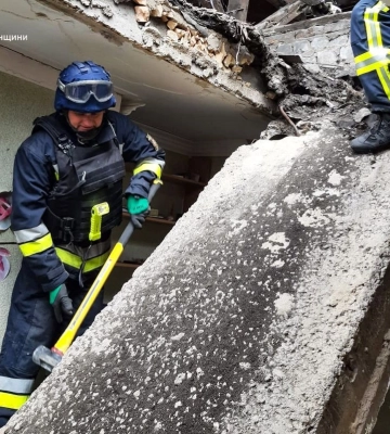 У Херсоні відновлюють покрівлі після ворожих обстрілів: як подати заявку