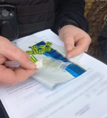 Сумські патрульні виявили у чоловіка 8 згортків із наркотиками