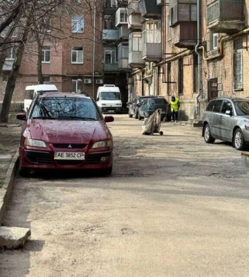 Від підмітання сміття до догляду за клумбами: 1 400 двірників Дніпра вийшли на весняне прибирання