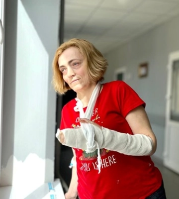 Львовские врачи провели уникальную операцию женщине, у которой срослись пальцы