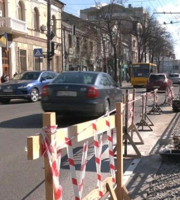 Щоб не затоплювало пішохідний перехід: у центрі Рівного ремонтують систему водовідведення (ВІДЕО)