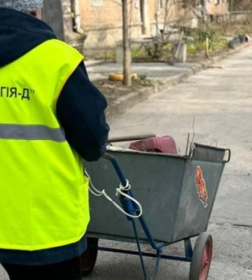 Від підмітання сміття до догляду за клумбами: 1 400 двірників Дніпра вийшли на весняне прибирання