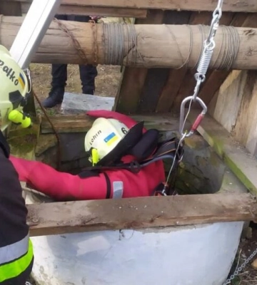 На Рівненщині рятувальники витягли тіло чоловіка з колодязя
