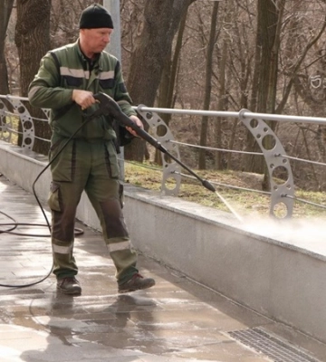 Розв&#039;язування туй, обробляння квітів та збирання сміття: у Дніпрі в парках триває весняне прибирання