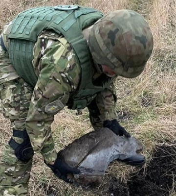 Упала вчера в частном секторе Киева: взрывотехники изъяли боевую часть ракеты