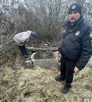 У Кривому Розі поліцейські врятували собаку, який впав у глибокий колодязь