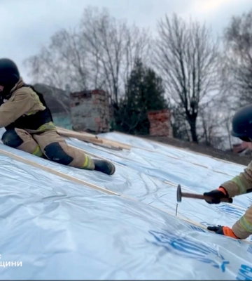 У Сумському районі рятувальники проводили відновлювальні роботи на місці ворожого удару по житловому сектору
