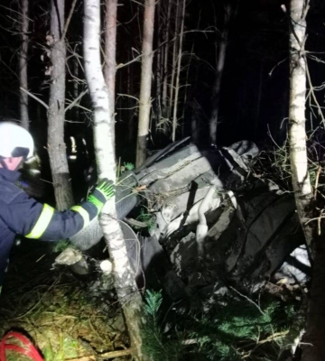 Авто перекинулося та застрягло між деревами: на Волині рятувальники «вирізали» водія з машини