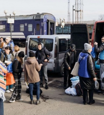До Чернівців прибули вимушені переселенці з Великописарівської громади